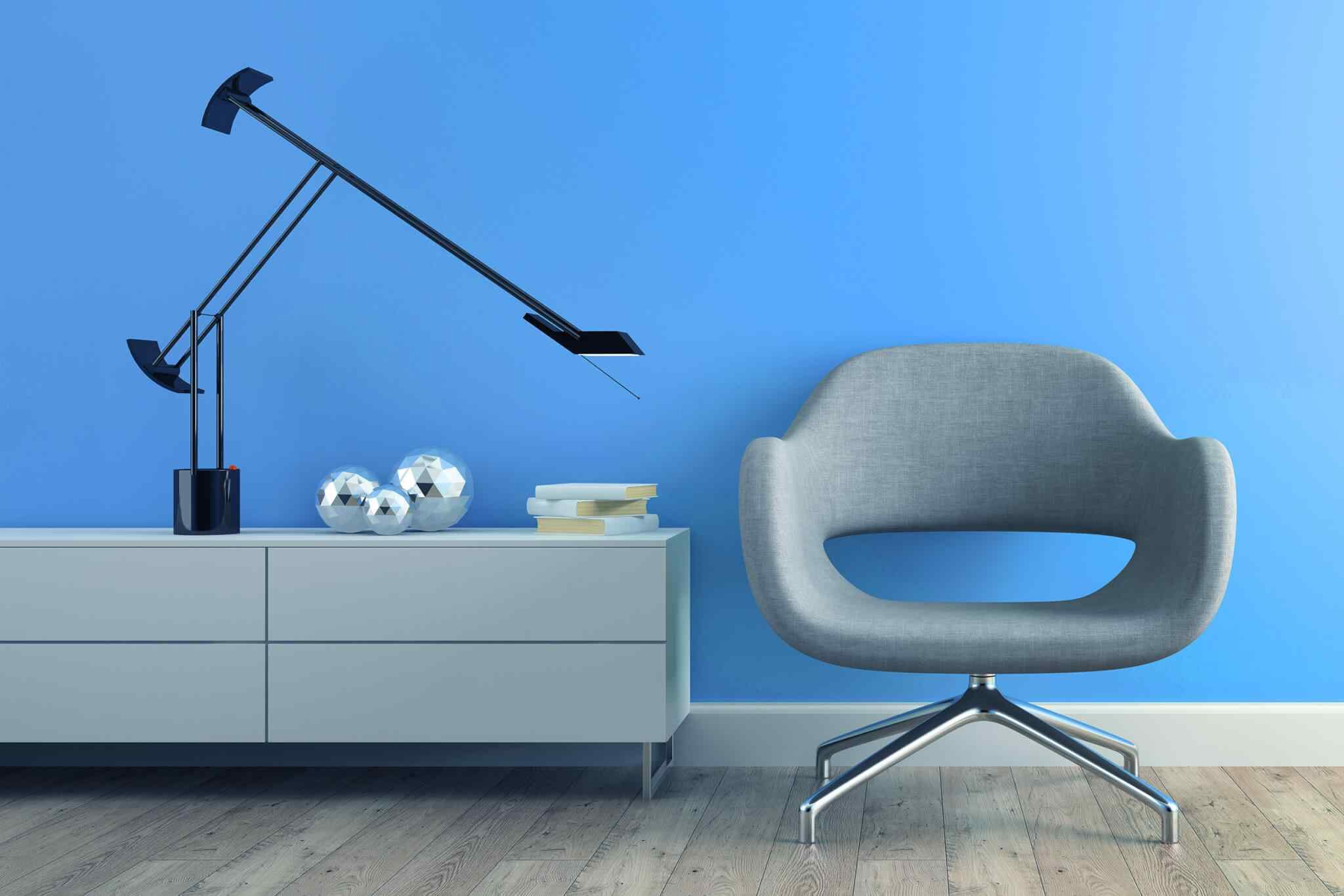 https://nitinolmetal.com/wp-content/uploads/2017/05/image-chair-blue-wall.jpg